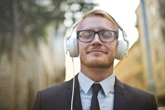 Ilustrasi lagu yang menceritakan tentang crush. Sumber: pexels.com