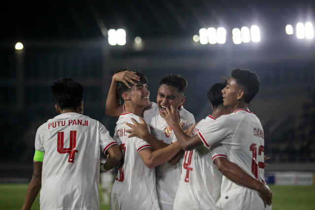 Selebrasi pemain Timnas Indonesia U-16 usai mencetak gol ke gawang Timnas Laos pada pertandingan penyisihan grup A Piala AFF U-16 di Stadion Manahan, Solo, Jawa Tengah, Kamis (27/6/2024). Foto: Mohammad Ayudha/ANTARA FOTO