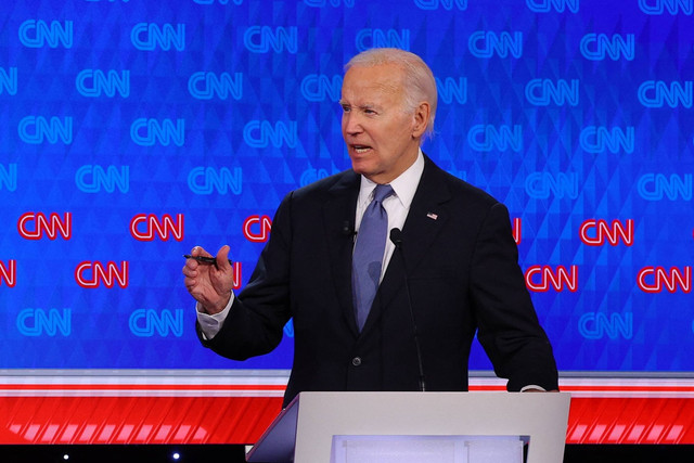 Kandidat Partai Demokrat, Presiden AS Joe Biden berbicara dalam debat presiden dengan kandidat Partai Republik, mantan Presiden AS Donald Trump, di Atlanta, Georgia, AS, Kamis (27/6/2024). Foto: Brian Snyder/REUTERS