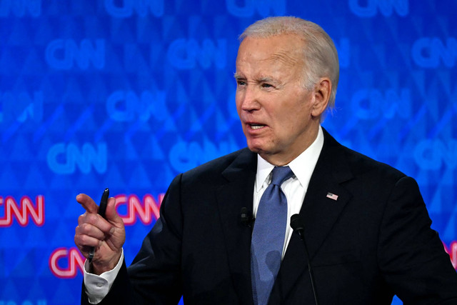 Presiden AS Joe Biden berbicara saat berpartisipasi dalam debat presiden pertama pemilu 2024 dengan mantan Presiden AS dan calon presiden dari Partai Republik Donald Trump di studio CNN di Atlanta, Georgia, Sabtu (28/6/2024). Foto: Andrew Caballero-Reynolds/AFP