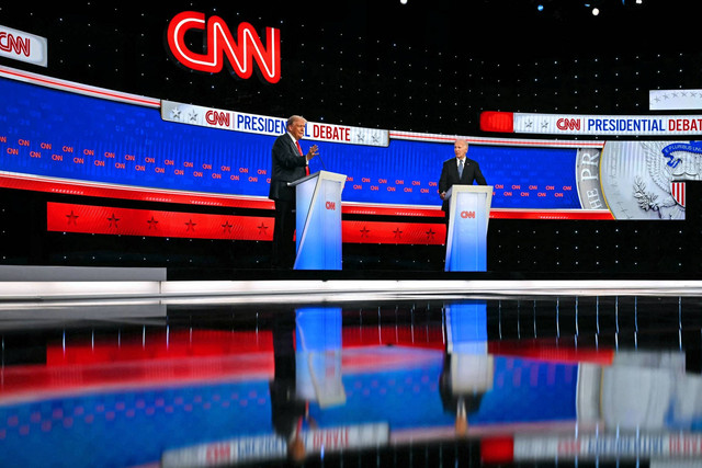 Presiden AS Joe Biden dan mantan Presiden AS dan calon presiden dari Partai Republik Donald Trump berpartisipasi dalam debat presiden pertama pemilu 2024 di studio CNN di Atlanta, Georgia, Sabtu (28/6/2024). Foto: Andrew Caballero-Reynolds/AFP