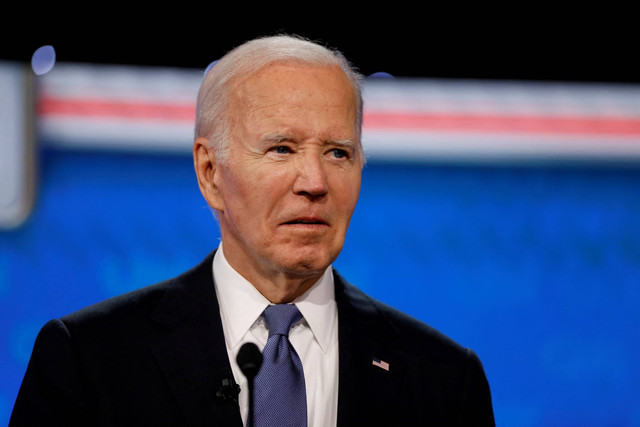 Presiden AS Joe Biden berbicara saat berpartisipasi dalam debat presiden pertama pemilu 2024 dengan mantan Presiden AS dan calon presiden dari Partai Republik Donald Trump di studio CNN di Atlanta, Georgia, Sabtu (28/6/2024). Foto: Marco Bello/REUTERS
