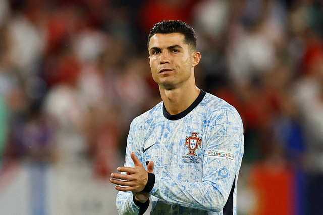 Pemain Portugal Cristiano Ronaldo terlihat sedih usai pertandingan Georgia vs Portugal di Arena AufSchalke, Gelsenkirchen, Jerman, Rabu (26/6/2024). Foto: Leon Kuegeler/REUTERS