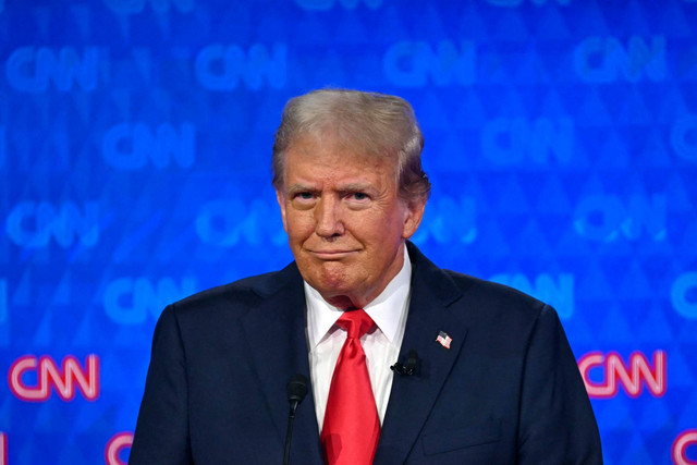 Mantan Presiden AS dan calon presiden dari Partai Republik Donald Trump berekspresi saat berpartisipasi dalam debat presiden pertama pemilu 2024 dengan Presiden AS Joe Biden di studio CNN di Atlanta, Georgia, Sabtu (28/6/2024). Foto: Andrew Caballero-Reynolds/AFP