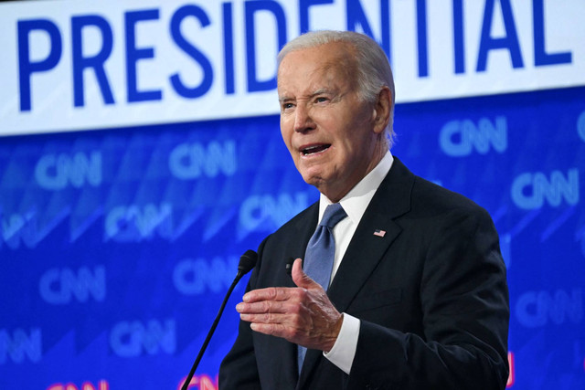 Presiden AS Joe Biden berbicara saat berpartisipasi dalam debat presiden pertama pemilu 2024 dengan mantan Presiden AS dan calon presiden dari Partai Republik Donald Trump di studio CNN di Atlanta, Georgia, Sabtu (28/6/2024). Foto: Andrew Caballero-Reynolds/AFP