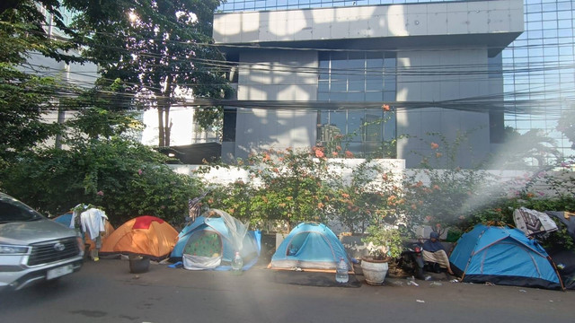 Suasana tenda pengungsian di Jalan Setia Budi Selatan, Kuningan, Jakarta Selatan, Jumat (28/6/2024). Foto: Fadlan Nuril Fahmi/kumparan