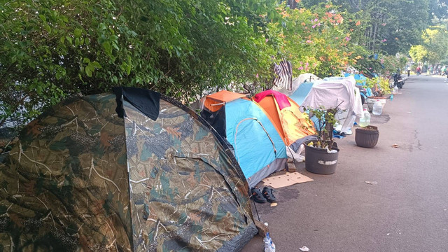 Suasana tenda pengungsian di Jalan Setia Budi Selatan, Kuningan, Jakarta Selatan, Jumat (28/6/2024). Foto: Fadlan Nuril Fahmi/kumparan