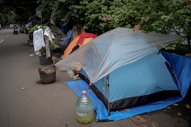 Tenda-tenda para pencari suaka berdiri di bahu jalan dekat Kantor UNHCR di kawasan Setiabudi, Kuningan, Jakarta Selatan, Jumat (28/6/2024). Foto: Jamal Ramadhan/kumparan