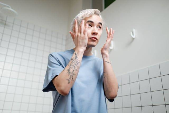 Ilustrasi Setting Spray untuk Kulit Berminyak. Sumber: Pexels/Ron Lach