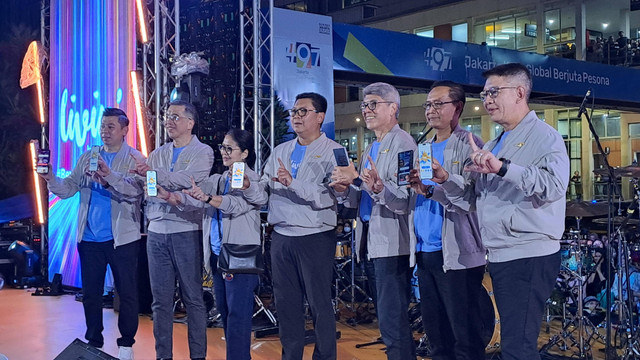 PT Bank Mandiri (Persero) Tbk (BMRI)
saat melakukan simbolisasi peresmian kampanye #BeyondSuperAPP, pada program Livin' Beyond Fest, di Sarinah Thamrin, Jakarta, Jumat (28/6) malam.  Foto: Ghifari/kumparan 