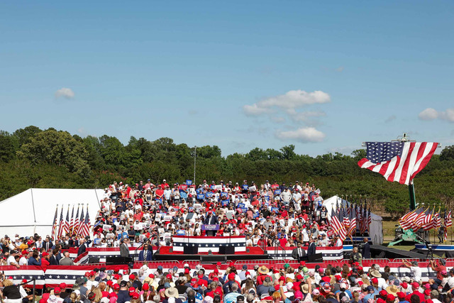 Mantan Presiden AS dan calon presiden dari Partai Republik Donald Trump berbicara pada kampanye, di Chesapeake, Virginia, AS 28 Juni 2024. Foto: Brendan McDermid/Reuters