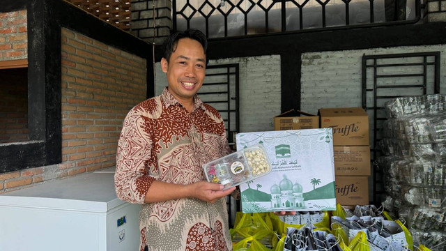 Staff Toko Perlengkapan dan Oleh-oleh Haji Kavaa-Na, Isnari Foto: Muhammad Hafiq/Pandangan Jogja