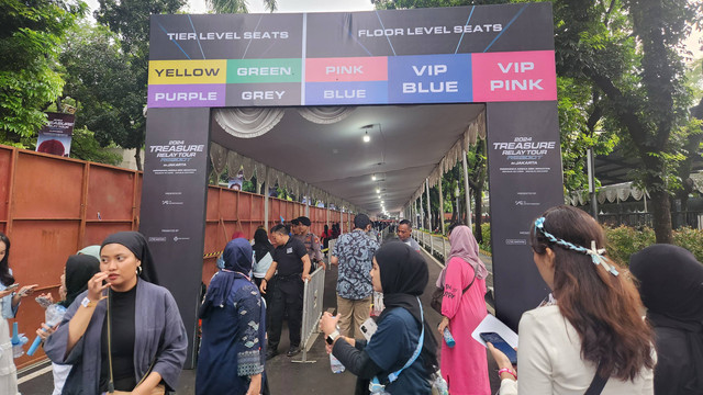 Penonton memadati area Indonesia Arena GBK untuk menyaksikan konser Treasure Relay Tour Reboot in Jakarta, Sabtu (29/6). Foto: Ela Nurlaela/kumparan