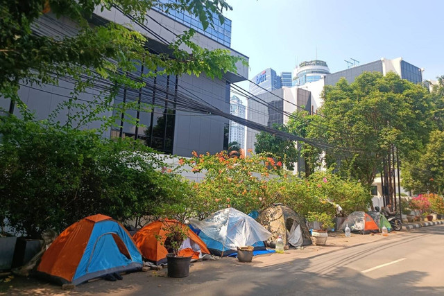 Kondisi tenda pengungsi warga negara asing (WNA) di depan kantor UNHCR, Kuningan, Jakarta Selatan, Minggu (30/6/2024). Foto: Zamachsyari/kumparan