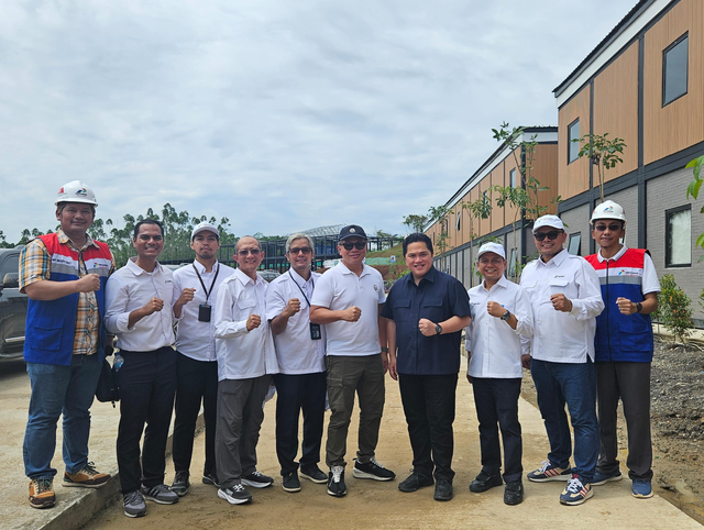Menteri BUMN Erick Thohir (keempat dari kanan) meninjau kesiapan sarana dan fasilitas energi di Ibu Kota Nusantara (IKN). Foto: Dok. Pertamina