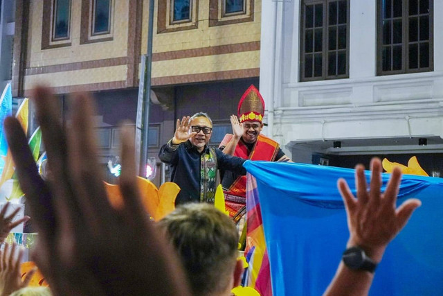 Menteri Perdagangan Zulkifli Hasan dan Wali Kota Medan Bobby Nasution di acara Colorfull Medan Carnaval, Minggu (30/6/2024). Foto: Pemkot Medan