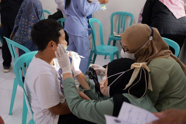 Pemeriksaan dan tindakan dokter gigi FKG UNIMUS. Sumber : Dokumentasi Humas UNIMUS