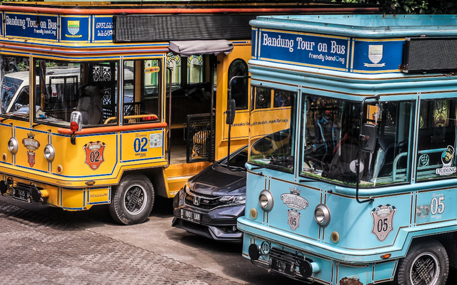 cara naik bandung tour on bus. Sumber: Unsplash/Ivan Hermawan