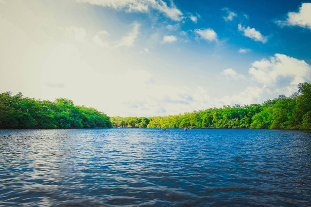 Telaga Biru Cisoka. Foto hanya ilustrasi, bukan gambar sebenarnya. Sumber: Unsplash/ Gláuber Sampaio. 