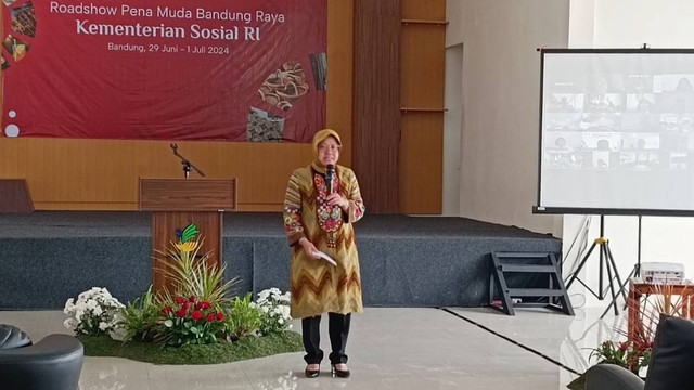Menteri Sosial Tri Rismaharini memberikan sambutan dalam Roadshow Pena Muda Bandung Raya di BBPPKS Bandung, Kecamatan Lembang, Kabupaten Bandung Barat, Jawa Barat, Senin (1/7/2024). Foto: Fadlan Nuril Fahmi/kumparan
