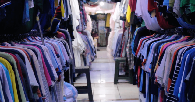 Beragam Pilihan Baju Bekas Di Pasar Cimol Gedebage, Bandung, Jawa Barat | Sumber : Habibah Salimah