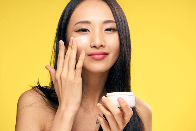 Ilustrasi memakai skincare Korea. Foto: ShotPrime Studio/Shutterstock