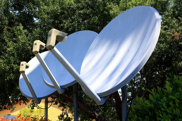 Satelit seringkali dibutuhkan untuk menonton TV, terutama untuk saluran-saluran TV satelit. Foto: Pexels.com