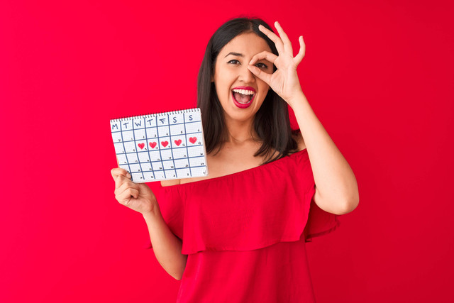 Ilustrasi perempuan tetap beraktivitas dengan semangat saat menstruasi. Foto: Krakenimages.com/Shutterstock