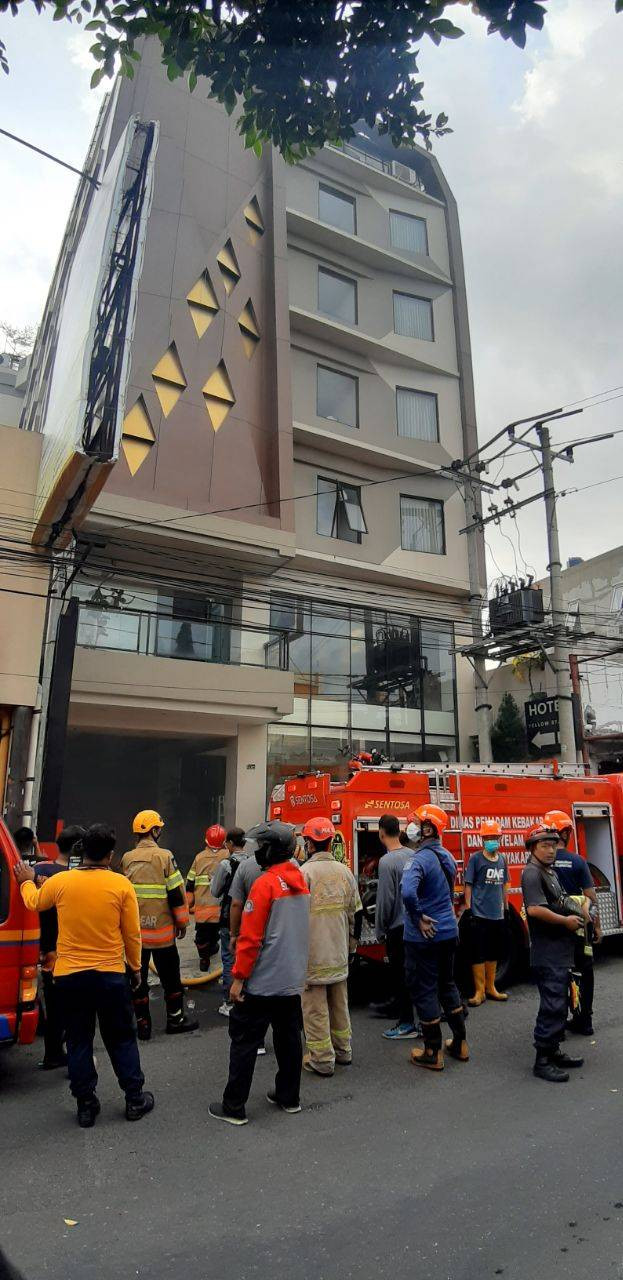 Hotel di Sleman yang terbakar, Senin (1/7/2024). Foto: Len/Tugu Jogja