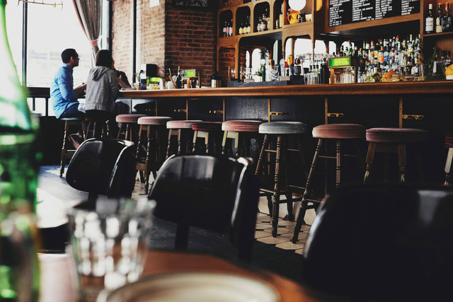 Ilustrasi Rekomendasi Restoran Keluarga di Jakarta. Foto: Unsplash/Luca Bravo