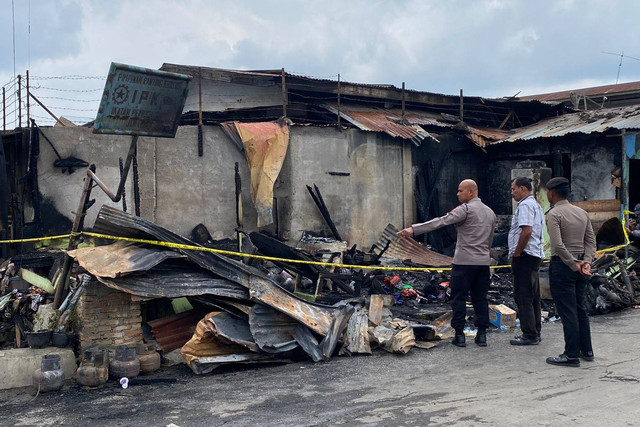 Rumah wartawan Sempurna Pasaribu yang terbakar di Kabupaten Karo, Sumatera Utara. Foto: Dok. Istimewa