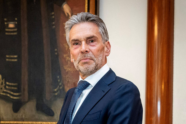 Perdana Menteri Belanda yang baru Dick Schoof saat bertemu dengan Raja Belanda Willem-Alexander di Istana Noordeinde, Den Haag, Belanda, Senin (1/7/2024). Foto: Patrick van Katwijk/Pool via REUTERS