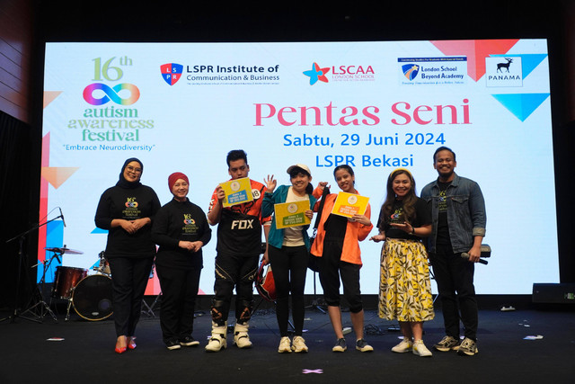 Foto Bersama Dewan Juri dengan pemenang Fashion Show