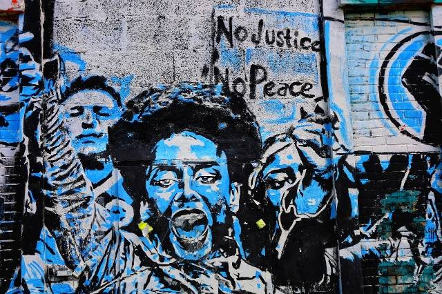 Source: https://pixabay.com/id/photos/seni-seni-perkotaan-lukisan-dinding-8174626/. Tanpa adanya keadilan dalam masyarakat, maka perdamaian tak mungkin dapat dicapai.