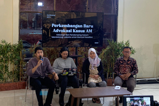 Konferensi pers Yayasan Lembaga Bantuan Hukum Indonesia (YLBHI) dan LBH Padang soal perkembangan kasus dugaan penyiksaan polisi terhadap AM hingga tewas. Konferensi pers dilakukan di Kantor YLBHI Jakarta, Selasa (2/7/2024). Foto: Luthfi Humam/kumparan