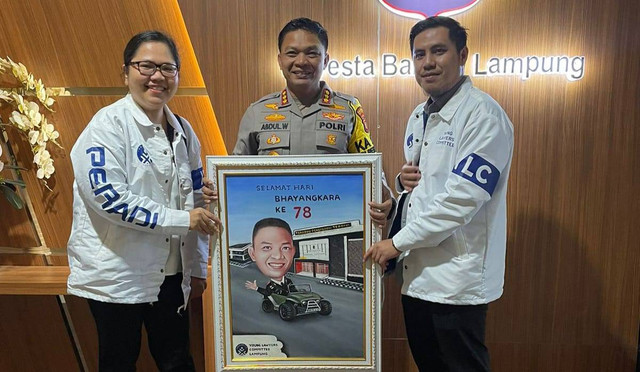 YLC Peradi Bandar Lampung Saat memberikan penghargaan kepada Kapolresta Bandar Lampung, Kombes Pol Abdul Waras. | Foto: Istimewa