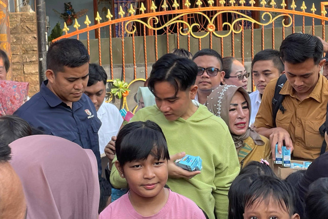 Wakil Presiden terpilih Gibran Rakabuming Raka blusukan ke kawasan padat penduduk di Jalan Menteng Wadas Timur III, Pasar Manggis, Jakarta Selatan, Rabu (3/7/2024). Foto: Fadhil Pramudya/kumparan