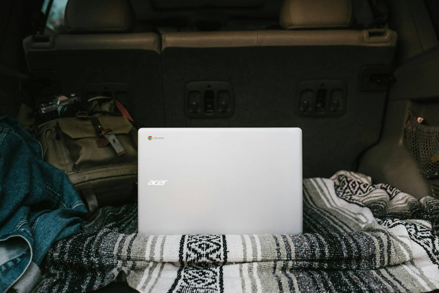 Ilustrasi harga laptop acer ram 8gb. Sumber: andrew neel/unsplash