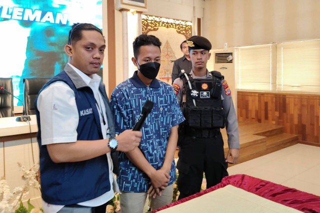 IB (tengah), pembegal payudara di Sleman. Foto: Arfiansyah Panji Purnandaru/kumparan