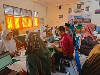 Ilustrasi PPDB 2024. Sumber: shutterstock.com ( https://www.shutterstock.com/image-photo/banyumas-indonesia-june-11-2024-junior-2473969641)