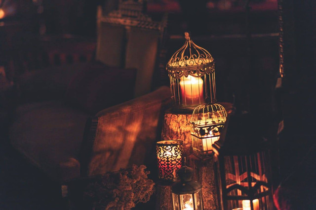 Ilustrasi Bulan Muharram, sumber: https://www.pexels.com/id-id/foto/lima-lilin-menyala-di-kandang-1652303/