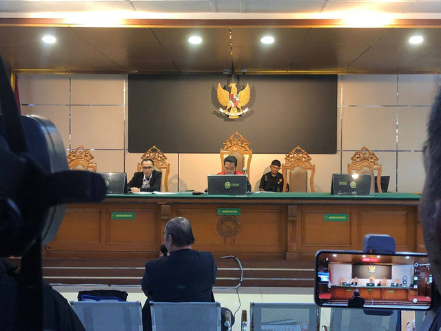 Ahli Hukum Pidana dan Acara Pidana Suhandi Cahaya saat menyampaikan pandangannya dalam sidang praperadilan Pegi, di Ruang Sidang I Pengadilan Negeri Bandung, Rabu (3/7/2024). Foto: Robby Bouceu/kumparan
