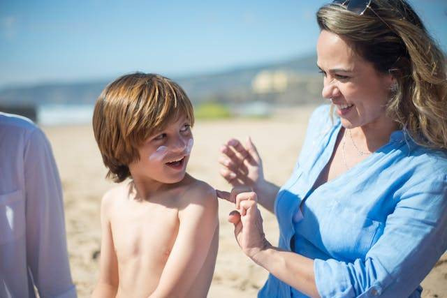 Ilustrasi sunscreen anak 12 tahun yang aman dan berkualitas. Foto: Pexels/Kampus Production