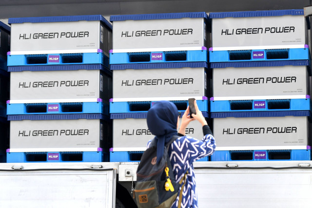 Pekerja memotret kemasan sel baterai di kontainer di pabrik baterai kendaraan listrik PT Hyundai LG Industry (HLI) Green Power usai diresmikan di Karawang, Jawa Barat, Rabu (3/7/2024). Foto: Hafidz Mubarak A/ANTARA FOTO