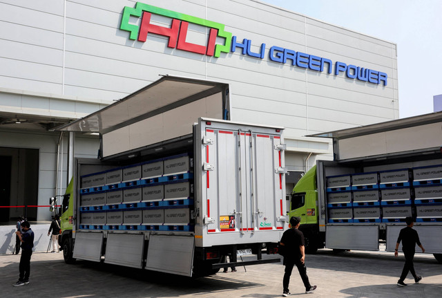 Pekerja berjalan di dekat kontainer yang mengangkut sel baterai di pabrik baterai kendaraan listrik PT Hyundai LG Industry (HLI) Green Power usai diresmikan di Karawang, Jawa Barat, Rabu (3/7/2024). Foto: Ajeng Dinar Ulfiana/REUTERS
