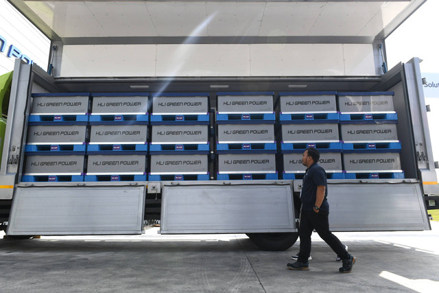 Pekerja berjalan di dekat kontainer yang berisi kemasan sel baterai di pabrik baterai kendaraan listrik PT Hyundai LG Industry (HLI) Green Power usai diresmikan di Karawang, Jawa Barat, Rabu (3/7/2024). Foto: Hafidz Mubarak A/ANTARA FOTO