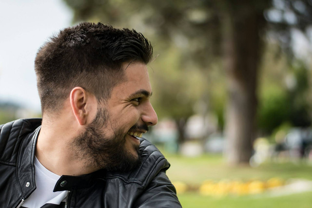 Ilustrasi untuk Hukum Mencabut Rambut Hitam. Sumber: Unsplash/Slavcho Malezan