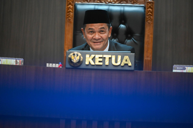 Ketua DKPP Heddy Lugito memimpin sidang pembacaan putusan perkara dugaan pelanggaran Kode Etik Penyelenggara Pemilu dengan terlapor Ketua KPU RI Hasyim Asy'ari di Ruang Sidang DKPP, Jakarta, Rabu (3/7/2024). Foto: Rivan Awal Lingga/ANTARA FOTO