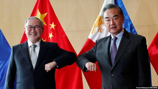 Menteri Luar Negeri Cina (Wang Yi) dan Menteri Luar Negeri Filipina (Teodoro Locsin Jr.) dalam pertemuannya di Filipina tahun 2021 (Foto: Francis Malasig via Reuters)