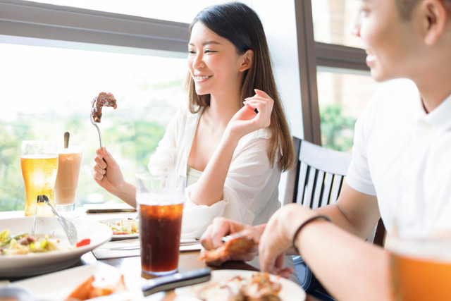  Ilustrasi perempuan makan daging. Foto: Shutterstock